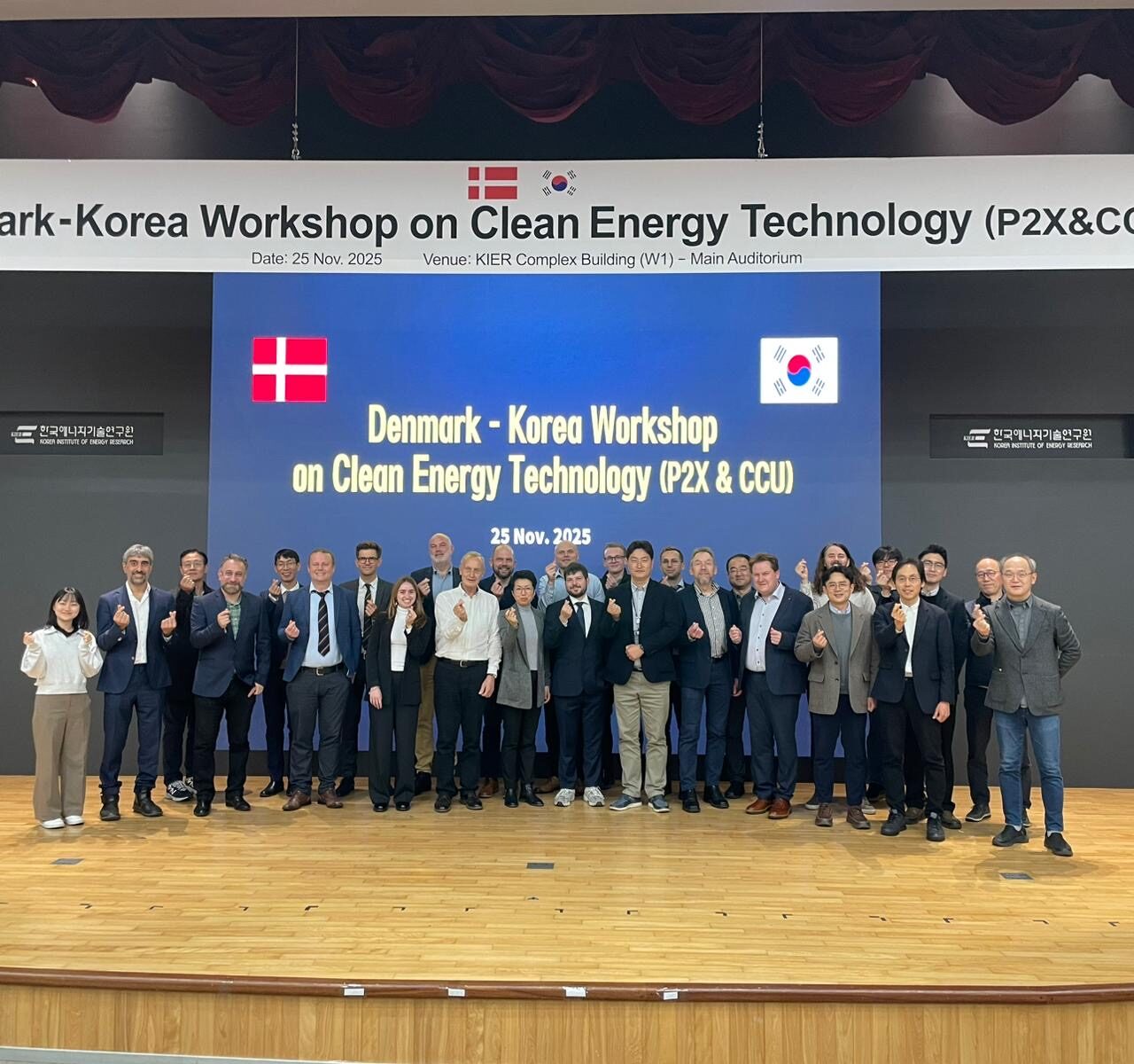 mennesker med hjelme i sydkorea på delegationstur