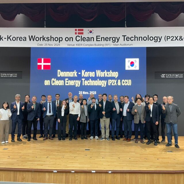 mennesker med hjelme i sydkorea på delegationstur