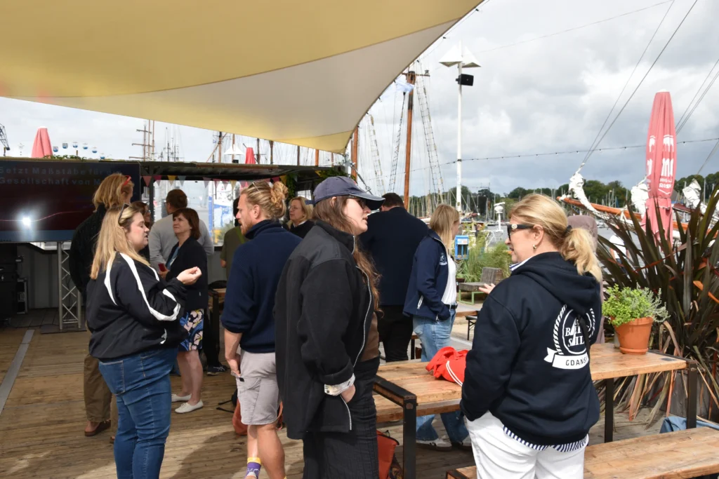 Projektpartnere og festivalgæster taler sammen