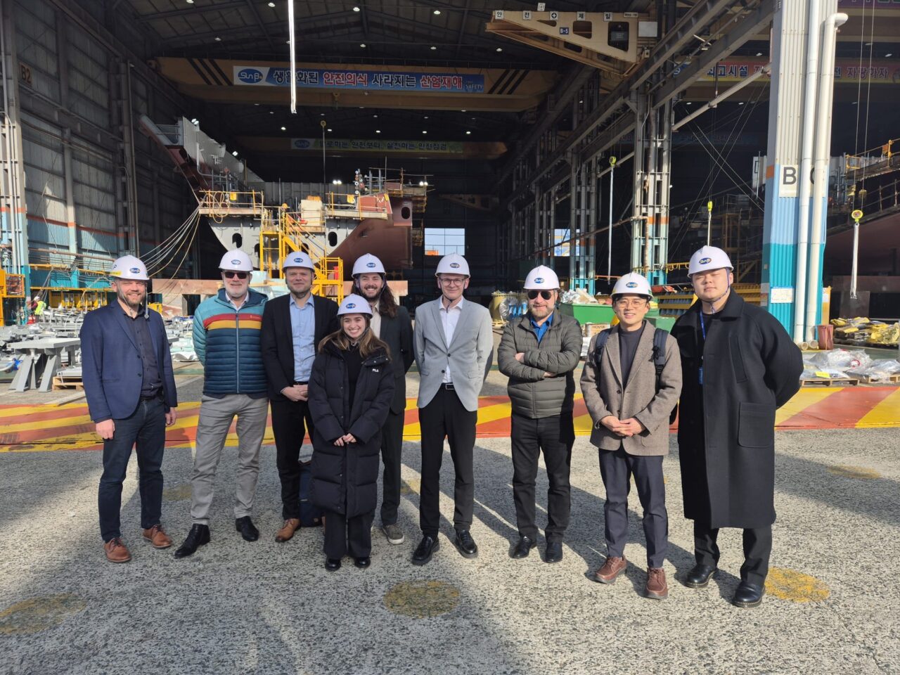 mennesker med hjelme i sydkorea på delegationstur